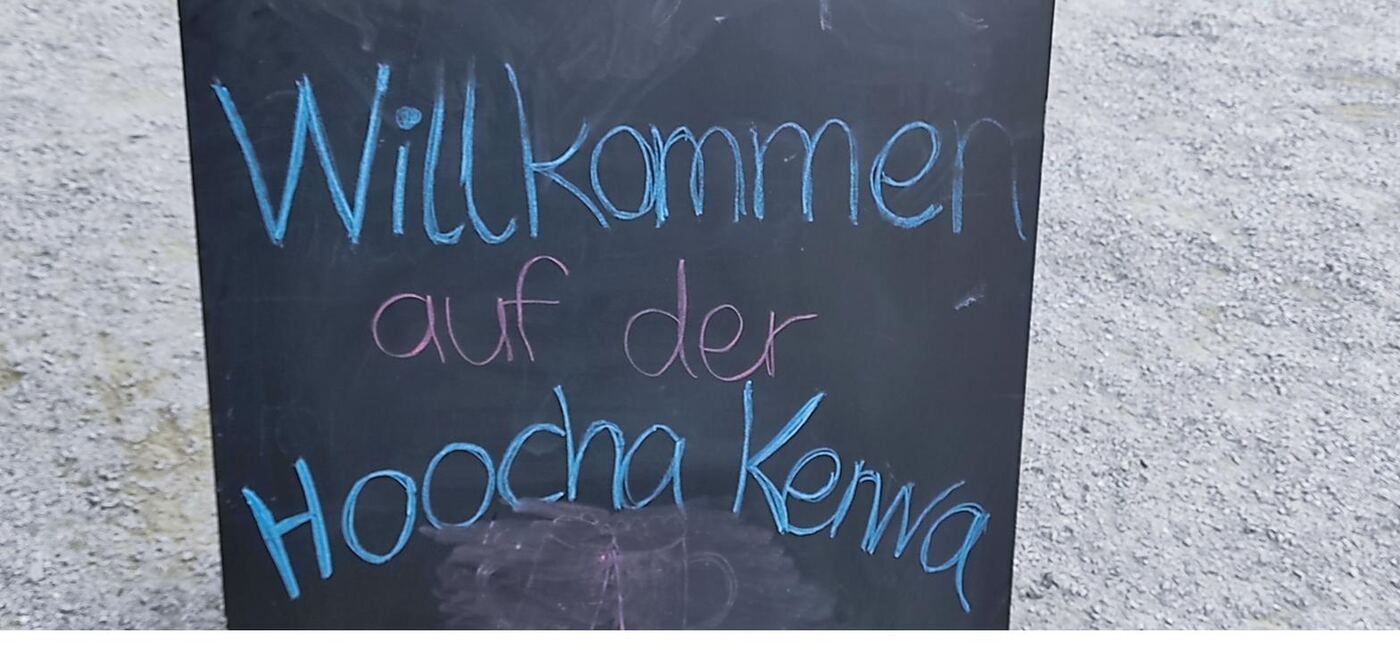 Fränkische Kerwa mit geschmücktem Kerwabaum